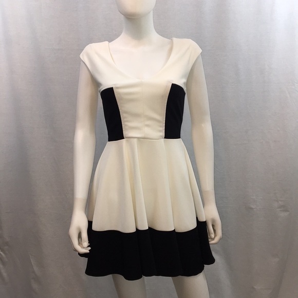 UEC Guess Fit n flare mini dress black & white Small - Picture 1 of 8